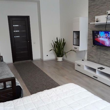 Апартаменти В Центрі На Куліша З Двома Спальнями Lviv Exteriör bild